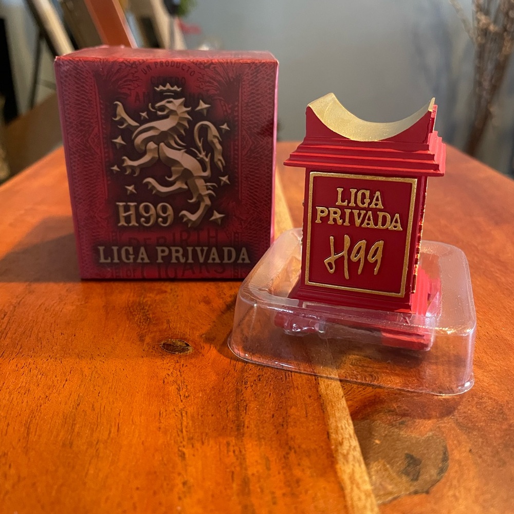 Liga Privada H99 Red Cigar Stand